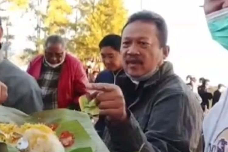 Menteri Kelautan dan Perikanan (KKP), Sakti Wahyu Trenggono, menikmati makanan dari beras ketan (Sokko) di Lolai Negeri di Atas Awan, Minggu (20/06/2021)