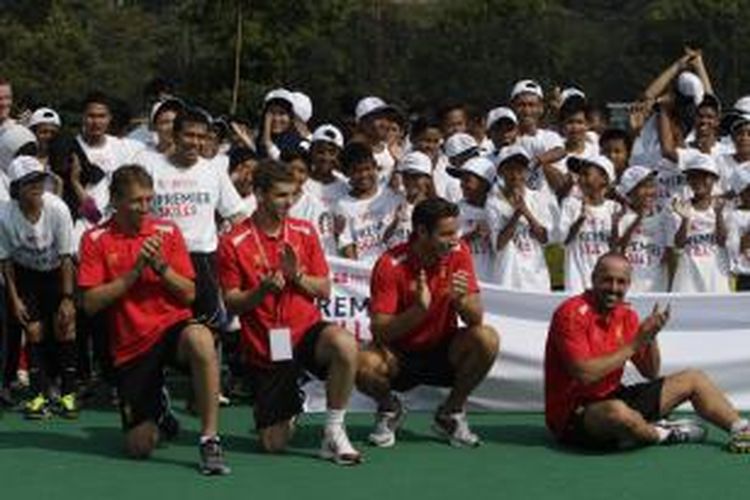 Pemain Liverpool (duduk kiri ke kanan) Lucas Lieva, John Flanagan, Brad Jones dan Jose Enrique berfoto bersama peserta seusai memberikan coaching clinic kepada anak-anak di Lapangan Hoki, Senayan, Jakarta, Jumat (19/7/2013). Liverpool akan bertanding melawan tim Indonesia XI di Stadion Utama Gelora Bung Karno, pada Sabtu 20 Juli 2013. 