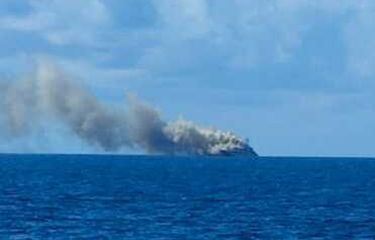 Kapal Republik Indonesia (KRI) Teluk Hading 538 terbakar di Perairan Kepulauan Selayar, Sabtu (3/6/2023) siang.&nbsp;