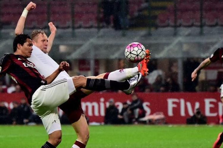 Penyerang AC Milan, Carlos Bacca (pertama dari kiri), berduel dengan bek Torino, Kamil Glik, pada laga lanjutan Serie A di Stadion San Siro, Sabtu (28/2/2016) atau Minggu dini hari WIB.