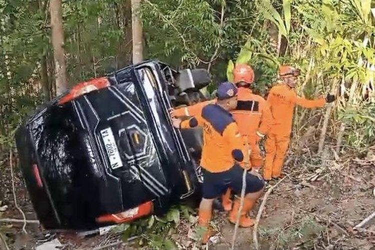 Petugas SAR mengevakuasi minibus yang mengalami kecelakaan di jalur Cinomati, Kabupaten Bantul, Daerah Istimewa Yogyakarta (DIY), Sabtu (9/12/2023) siang.
