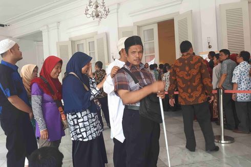 Penyandang Tuna Netra Ikut Antre Halalhihalal dengan Anies-Sandi