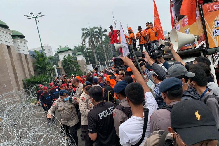 Massa unjuk rasa buruh terlibat kericuhan dengan aparat kepolisian. Massa unjuk rasa menolak dipasangnya kawat berduri yang di pasang di depan Gedung DPR MPR RI, Rabu (15/6/2022).