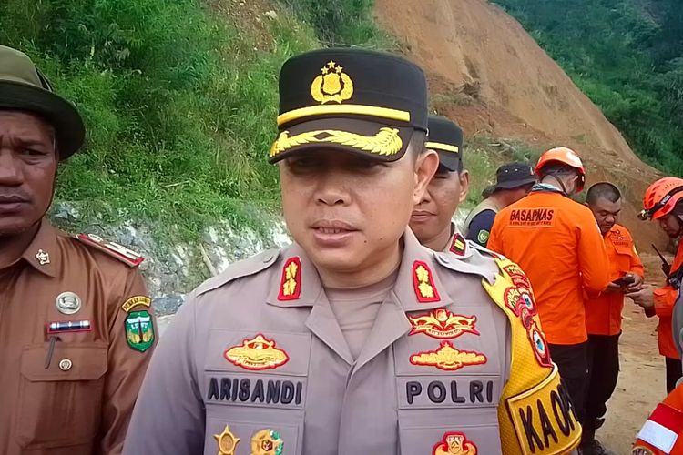 Kapolres Luwu AKBP Arisandi mengatakan pihaknya akan mendatangkan anjing pelacak atau K-9 untuk mencari korban bencana tanah longsor terjadi di jalan trans sulawesi penghubung Kabupaten Luwu dan Kota Palopo di Desa Bonglo, Kecamatan Bastem Utara, Kabupaten Luwu, Sulawesi Selatan, Selasa (27/2/2024)