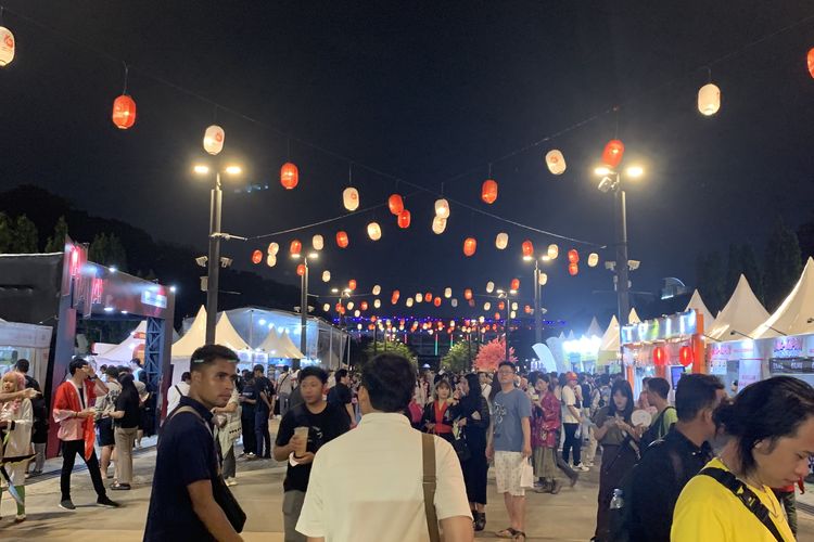 Suasana malam hari di Festival Jak-Japan Matsuri 2025 di Plaza Parkir Timur Gelora Bung Karno (GBK), Senayan, Jakarta Pusat selama 27-28 September 2025.