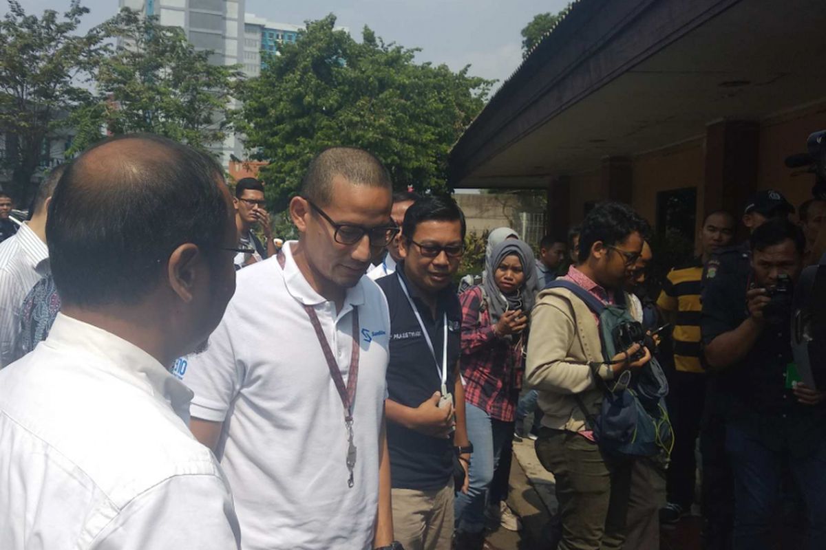 Wakil Gubernur DKI Jakarta Sandiaga Uno dan Dirut PD Dharma Jaya Johan Romdhoni (kiri) di Kantor PD Dharma Jaya, Senin (11/6/2018).