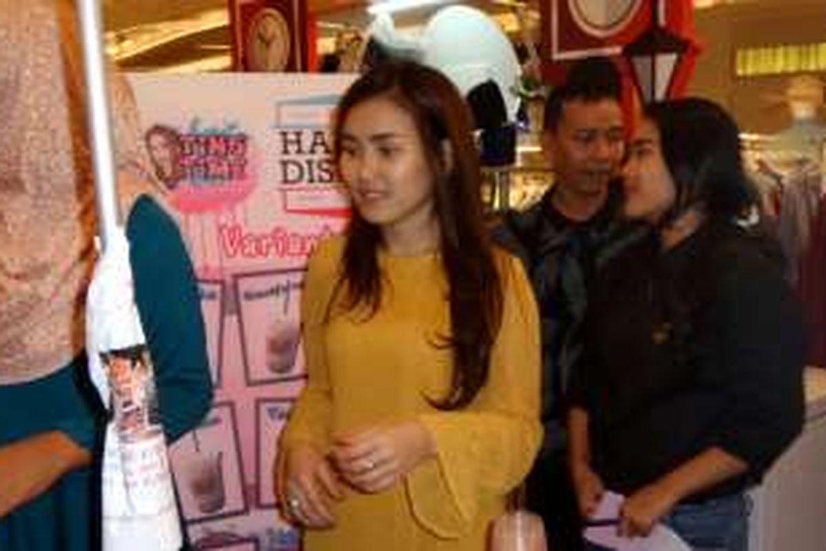 Penyanyi dangdut Ayu Ting Ting saat diabadikan di sebuah bazaar di Lippo Mall Kemang, Jakarta Selatan, Minggu (4/9/2016).