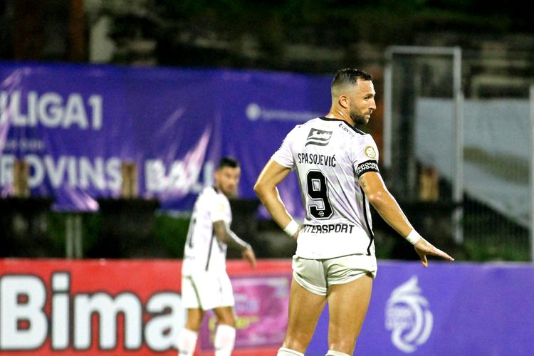 Striker Bali United, Ilija Spasojevic, bereaksi pada laga Liga 1 2021-2022 melawan Bhayangkara FC di Stadion Ngurah Rai, Denpasar, Bali, pada Sabtu (12/2/2022).