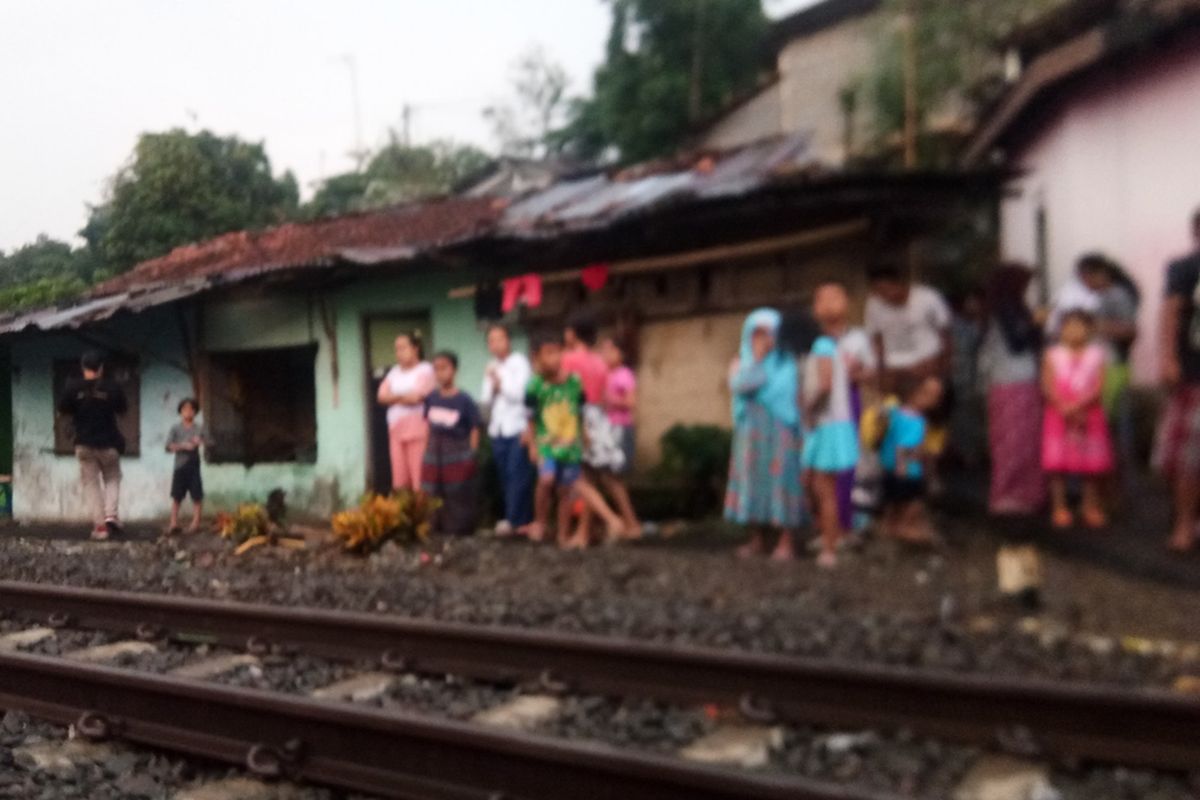 Sejumlah warga sedang bercengkrama di jalur perlintasan rel kereta api Bogor-Sukabumi, Jumat (20/9/2019). Ribuan rumah warga di delapan kelurahan Kota Bogor bakal tergusur imbas dari proyek pengerjaan jalur ganda (double track) Bogor-Sukabumi.