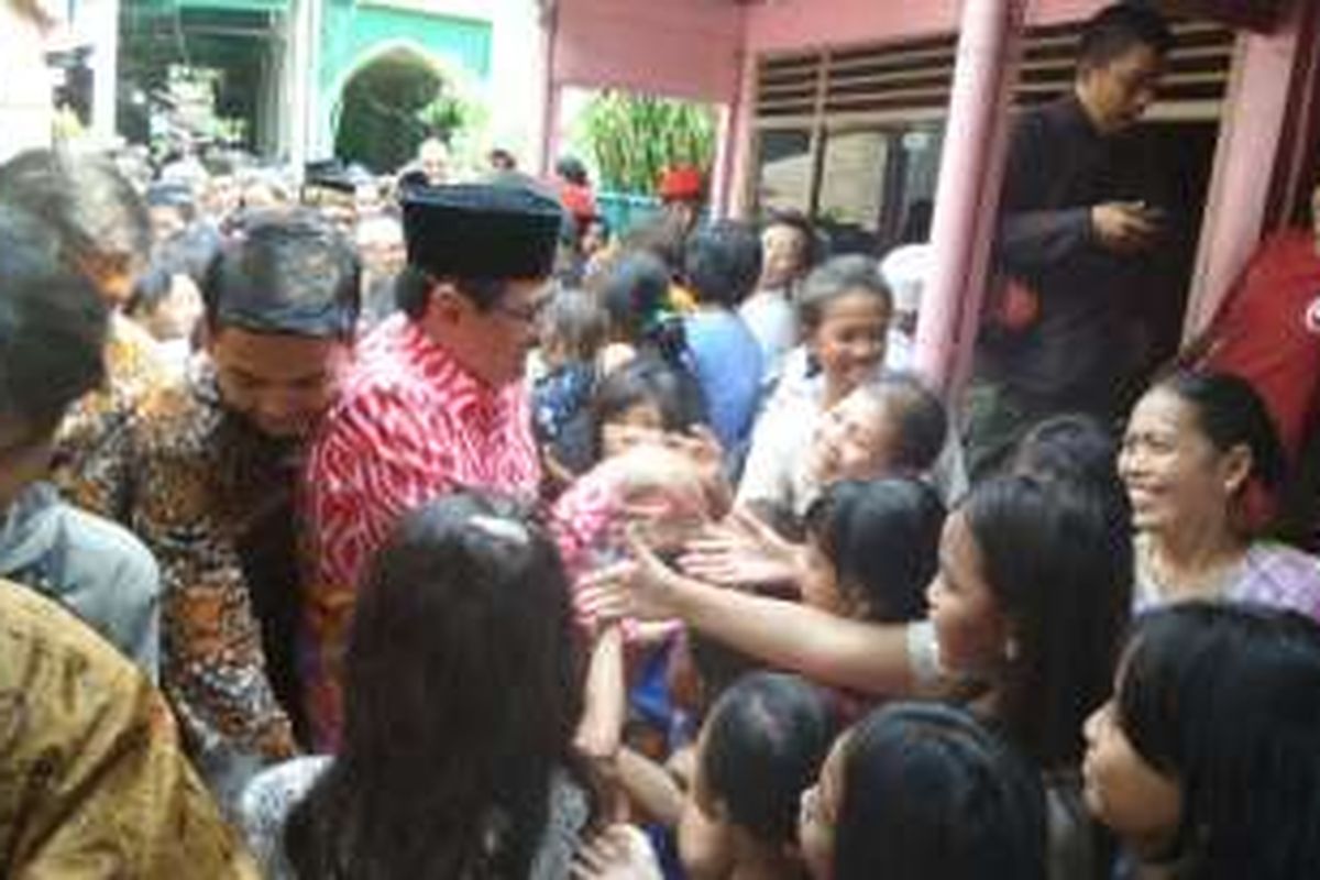Wakil Gubernur DKI Jakarta Djarot Syaiful Hidayat  bersalaman dengan warga Kebon Kosong, Kemayoran, Jumat (24/6/2016). 
