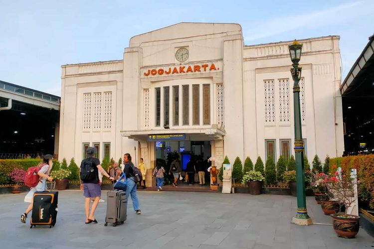 Stasiun Kereta Api Yogyakarta. Simak prakiraan cuaca di Yogyakarta hari ini.