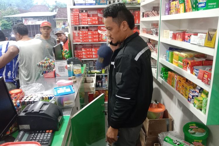 Polisi saat melakukan olah TKP di sebuah toko di Banyuwangi yang menjadi target maling. Pencuri  berhasil membobol dan mengambil uang tunai serta rokok berbagai merek pada Selasa (2/3/2024) dini hari WIB.