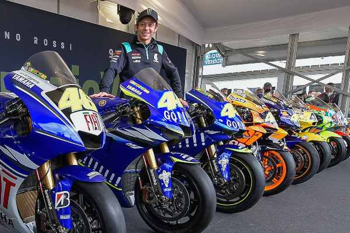 Valentino Rossi berpose di motor-motor yang pernah membawanya jadi juara dunia.