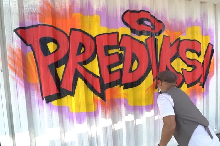 Komedian Wendi Cagur membuat grafiti di dinding kantor klub motor The Prediksi.