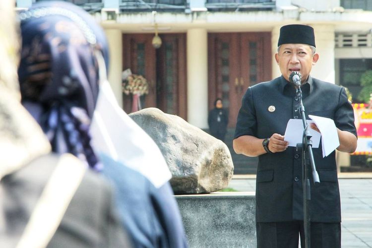 Wali Kota Bandung Yana Mulyana saat melantik pejabat di lingkungan Pemkot Bandung. 