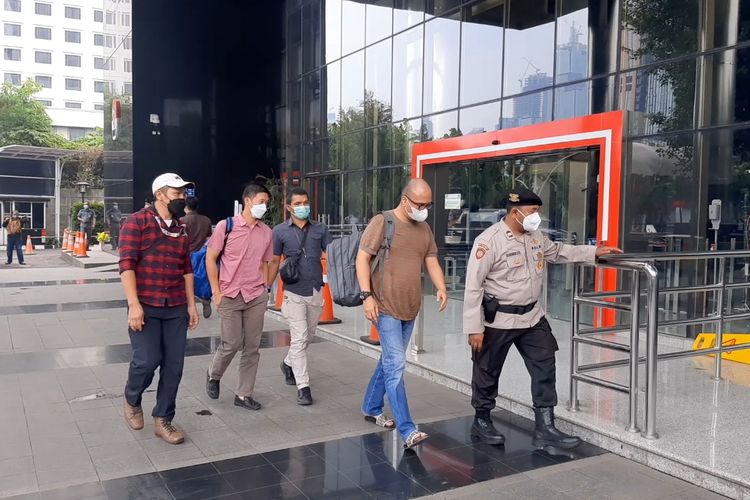 Pihak-pihaj yang terjaring operasi tangkap tangan terhadap Bupati Musi Banyuasin Dodi Reza Alec Noerdin tiba di Gedung Merah Putih KPK, Sabtu (16/10/2021).