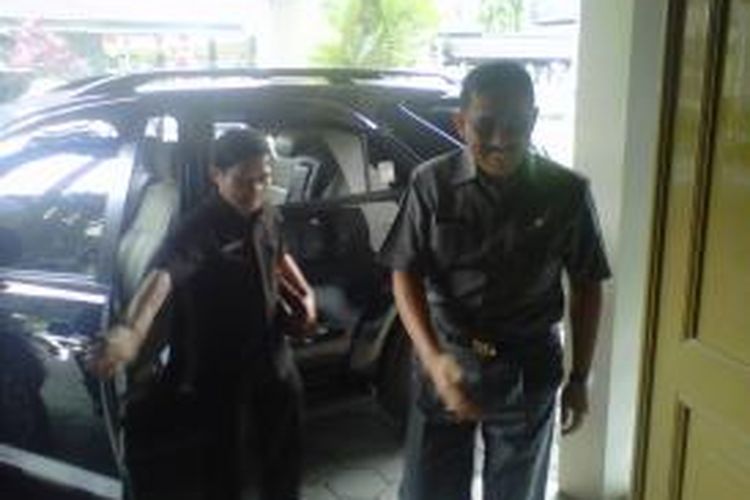 Dirjen Kesbangpol Kemendagri, Achmad Tanribali Lamo saat berjalan keruang pertemuan Pemkab Sleman