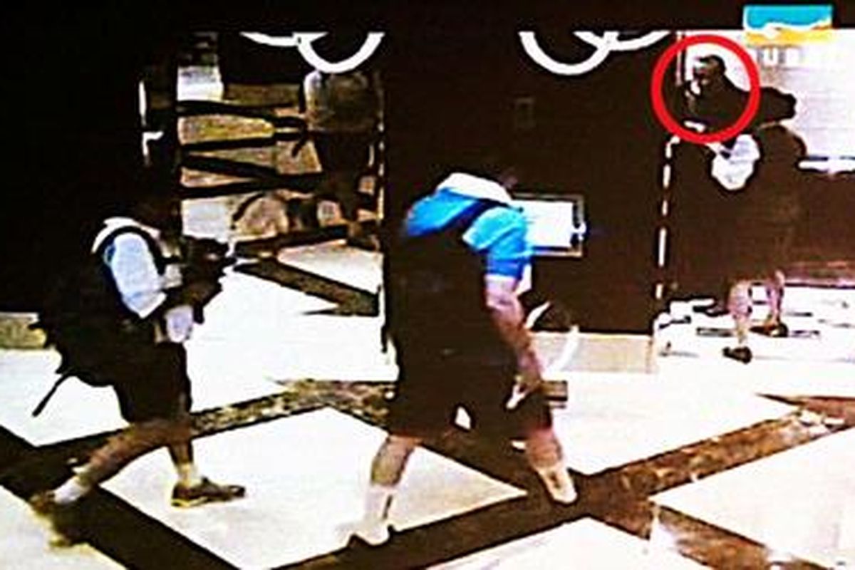 Al-Mabhouh (dilingkar) memasuki lift dengan seorang staf hotel. Dua agen Mossad yang menyamar menggunakan pakaian olah raga (tenis) dan membawa raket mengikutinya. Gambar berdasarkan rekaman CCTV yang kemudian sebarkan oleh polisi Dubai.
