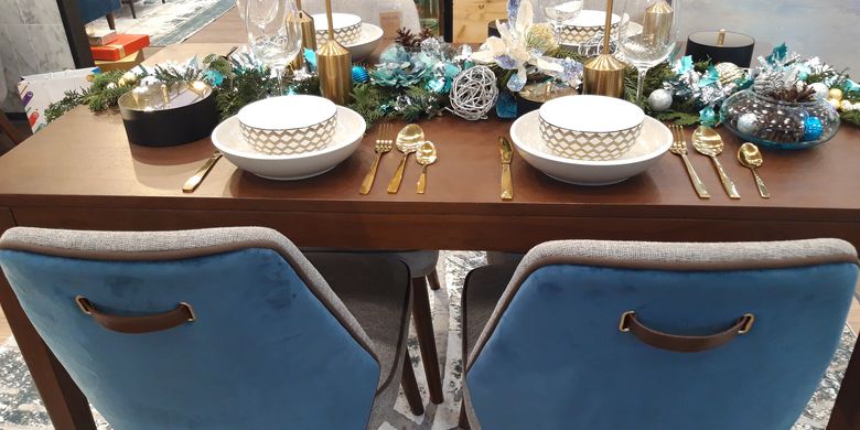 Koleksi bernuansa biru kehijauan menjadi ambiance detail interior yang festive dan elegan dalam menyambut Natal dan tahun baru. Berpadu unik dengan nuansa emas.
