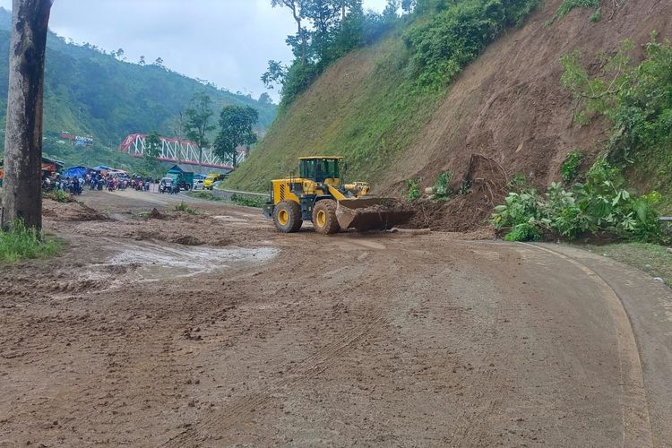 Jalur Piket Nol Longsor, Arus Lalu Lintas Lumajang-Malang Dialihkan via Probolinggo