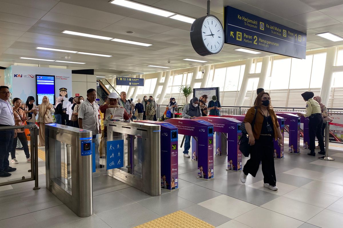 Gate tap-in dan tap-out penumpang yang akan naik LRT Jabodebek di Stasiun LRT Dukuh Atas. 