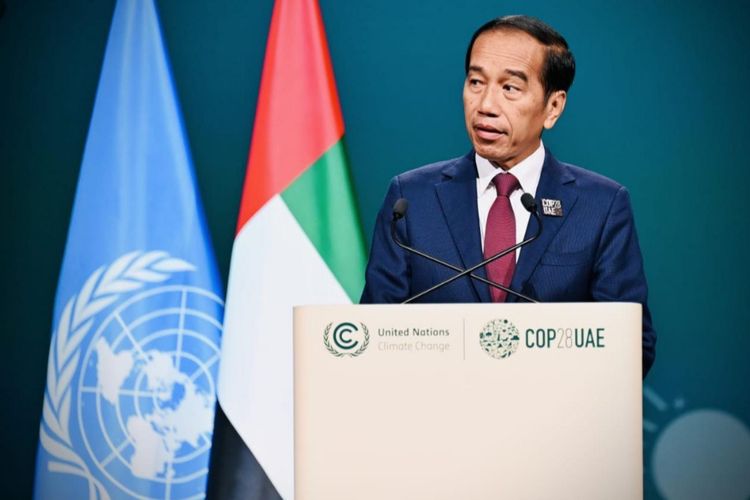 Presiden Joko Widodo saat berbicara pada KTT Pemimpin Dunia tentang Perubahan Iklim (COP28) di Plenary Al Ghafat, Expo City Dubai, Dubai, Persatuan Emirat Arab (PEA), Jumat (1/12/2023). 