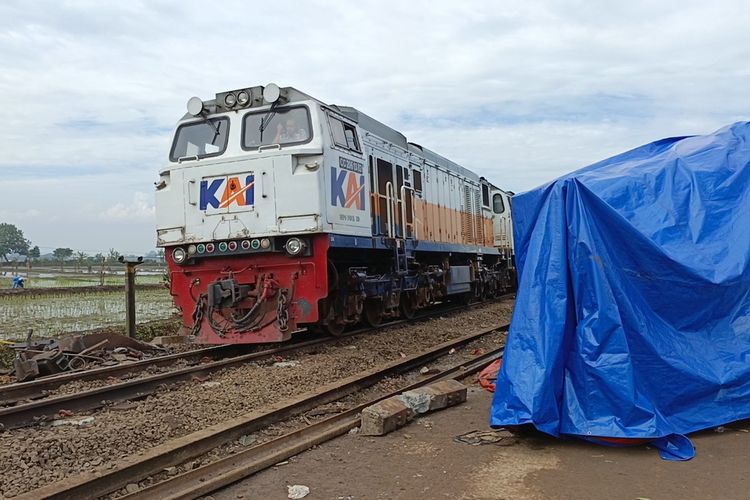 Sebuah kereta api tengah melintas di jalur lintasan Petak Cicalengka-Haurpugur, Kabupaten Bandung, Jawa Barat pada Sabtu (6/1/2024) Usai proses evakuasi seluruh bangkai lokomotif, tiga buah kereta sudah bisa melintasi jalur tersebut