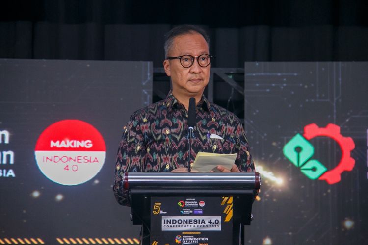 Menteri Perindustrian Agus Gumiwang Kartasasmita menyampaikan sambutan dalam agenda Indonesia Making 4.0 yang dihelat di Jiexpo, Jakarta, Rabu (23/8/2023).