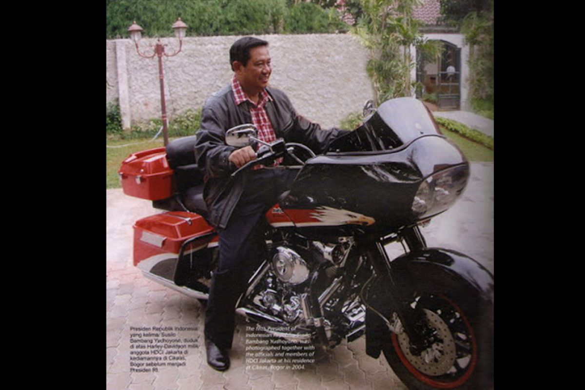 Presiden Susilo Bambang Yudhoyono (SBY) tampil gagah bersama dengan motor Harley Davidson.