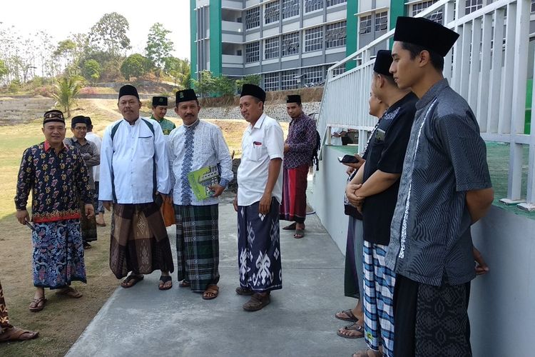 Sivitas Akademika IAIN Jember Menggunakan Pakaian Ala Santri Yakni Bersarung dan Berkopiah. Pakaian Tersebut Dalam Rangka Menyambut Hari Santri Nasional Tanggal 22 Oktober.