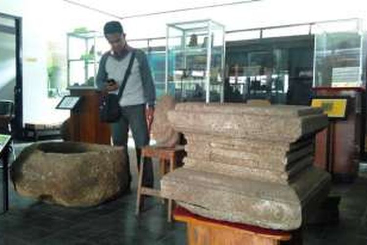 Beginilah kondisi gudang penyimpanan ribuan benda bersejarah di Kabupaten Jember, Jawa Timur. Tak adanya museum membuat benda-benda bersejarah itu disimpan begitu saja di dalam gudang.