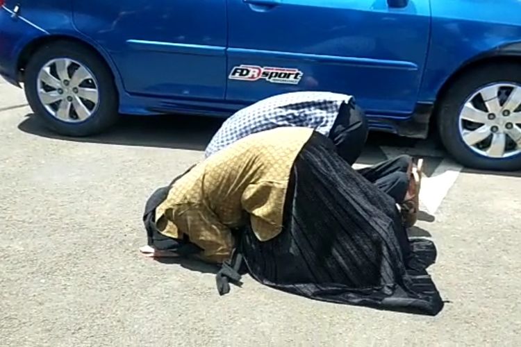 Pasutri asal Bekasi, Fathur dan Citra melakukan sujud syukur di Mapolresta Bandar Lampung setelah mobil mereka ditemukan usai hilang tahun 2019 lalu.