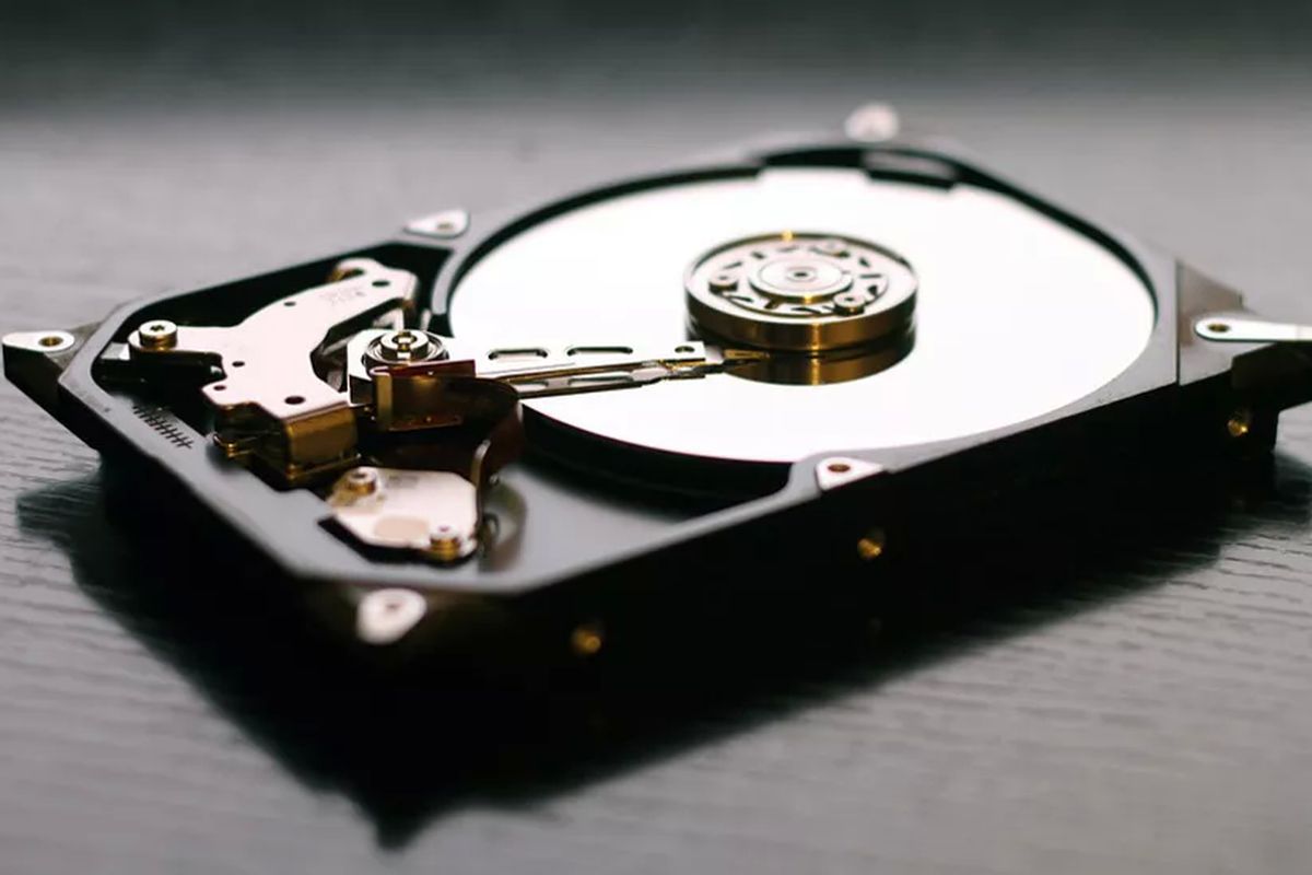 Ilustrasi komponen hard disk.