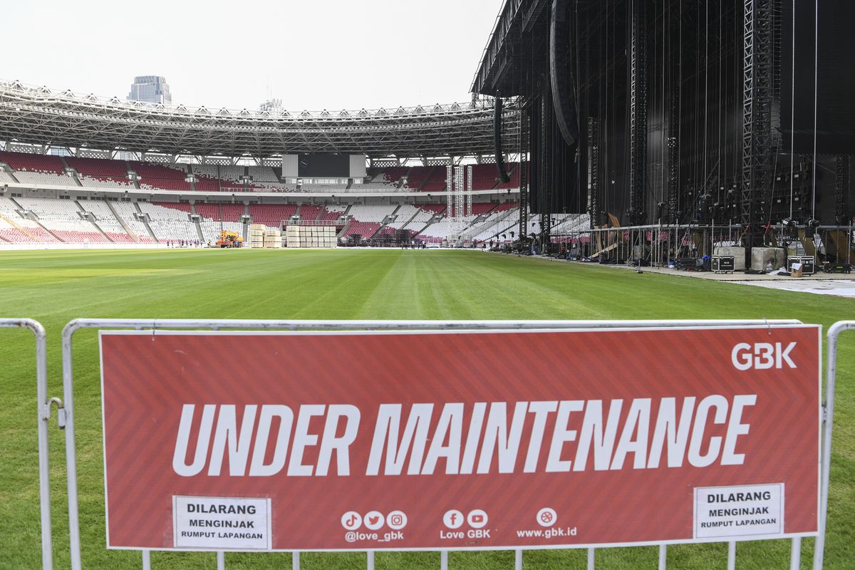 Sejumlah pekerja membongkar panggung usai dipakai konser girl band Korea Selatan, Blackpink saat adanya peninjauan Ketua PSSI Erick Thohir di Stadion Utama Gelora Bung Karno (SUGBK), Senayan, Jakarta, Senin (13/3/2023). Pemerintah dan PSSI meninjau stadion yang akan digunakan dalam Piala Dunia U20 Indonesia 2023 untuk mengevaluasi kekurangan-kekurangan yang sebelumnya telah disampaikan oleh FIFA. Terkini, FIFA mencopot status Indonesia sebagai tuan rumah Piala Dunia U20 2023. (Foto oleh: ANTARA FOTO/M Risyal Hidayat/foc.)