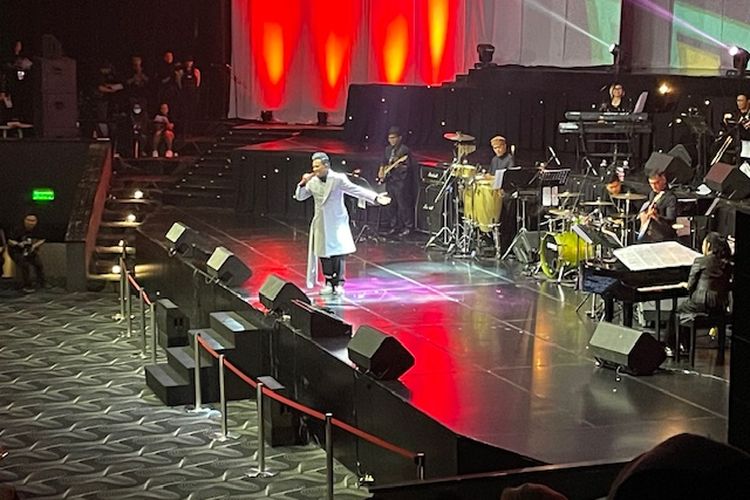 Hedi Yunus dalam konser yang bertajuk Hedi Yunus 55 Live in Concert yang digelar di Balai Sarbini Jakarta , Jakarta Selatan, Jumat (27/10/2023). 