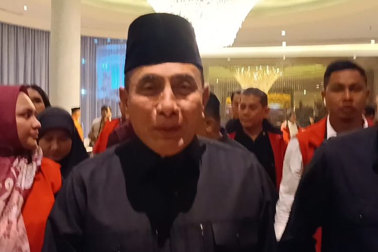 pasangan calon gubernur Sumatera Utara (Sumut) nomor urut dua, Edy Rahmayadi dan wakilnya, Hasan Basri tiba di Hotel Grand Mercure, Kota Medan, pada Rabu (30/10/2024).  