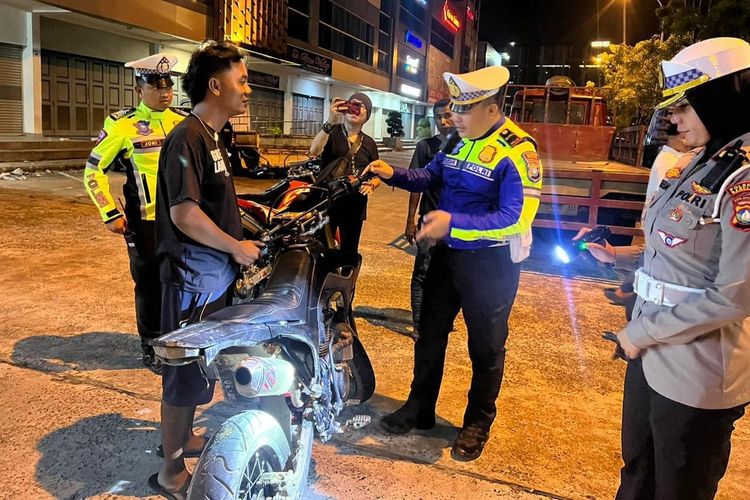 21 unit sepeda motor yang menggunakan knalpot resing atau kenalpot modifikasi atau kenalpot bising, langsung dilakukan tilang non elektronik atau tilang ditempat usai terjaring aksi balap liar di Batam, Kepulauan Riau (Kepri), malam kemarin.