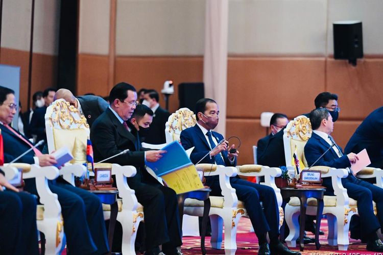 Presiden Joko Widodo mengikuti pertemuan dengan pemimpin ASEAN dan perwakilan ASEAN Inter-Parliament Assembly (AIPAA) di Phnom Penh, Kamboja, Kamis (10/11/2022).