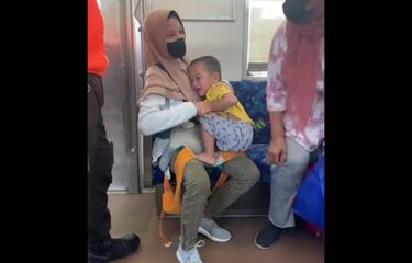 Video Viral Seorang Ibu Diturunkan dari KRL karena Anak Rewel, Ini ...