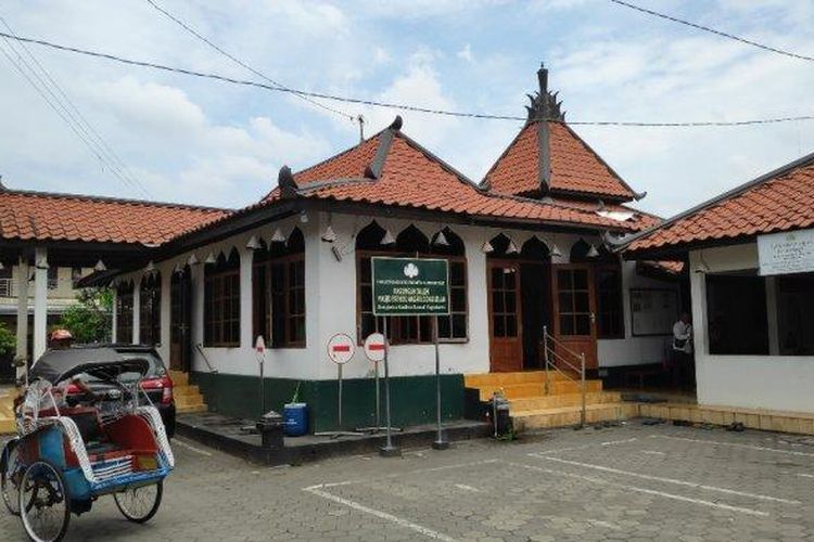 Masjid Nurul Huda Dongkelan atau Masjid Pathok Negara Dongkelan di Kalurahan Tirtonirmolo, Kapanewon Kasihan, Bantul 