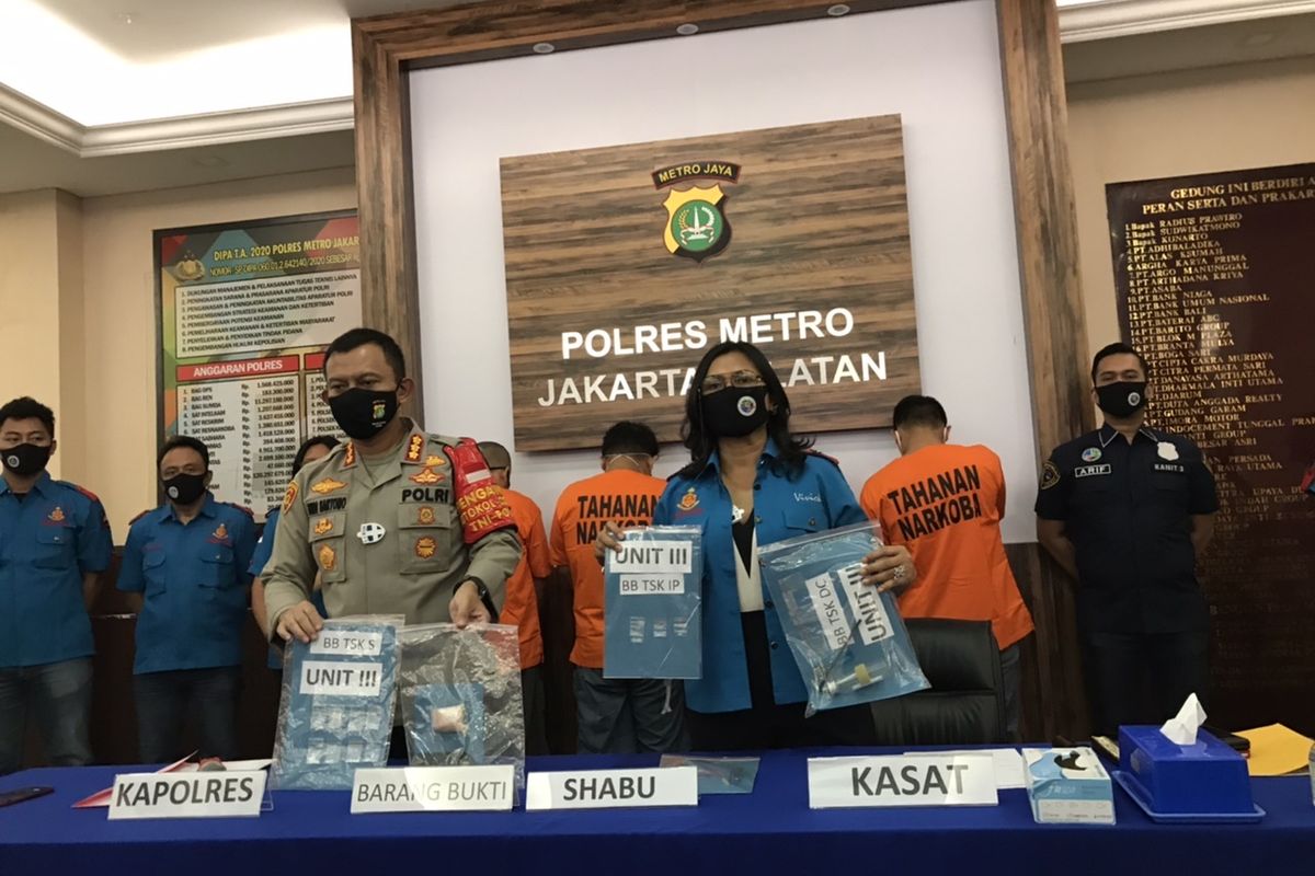 Unit Satuan Narkoba Polres Jakarta Selatan menangkap empat orang pemakai sabu-sabu berinisial S, IP, DC, dan Dsk pada Senin (6/7/2020) pukul 18.00 WIB.
