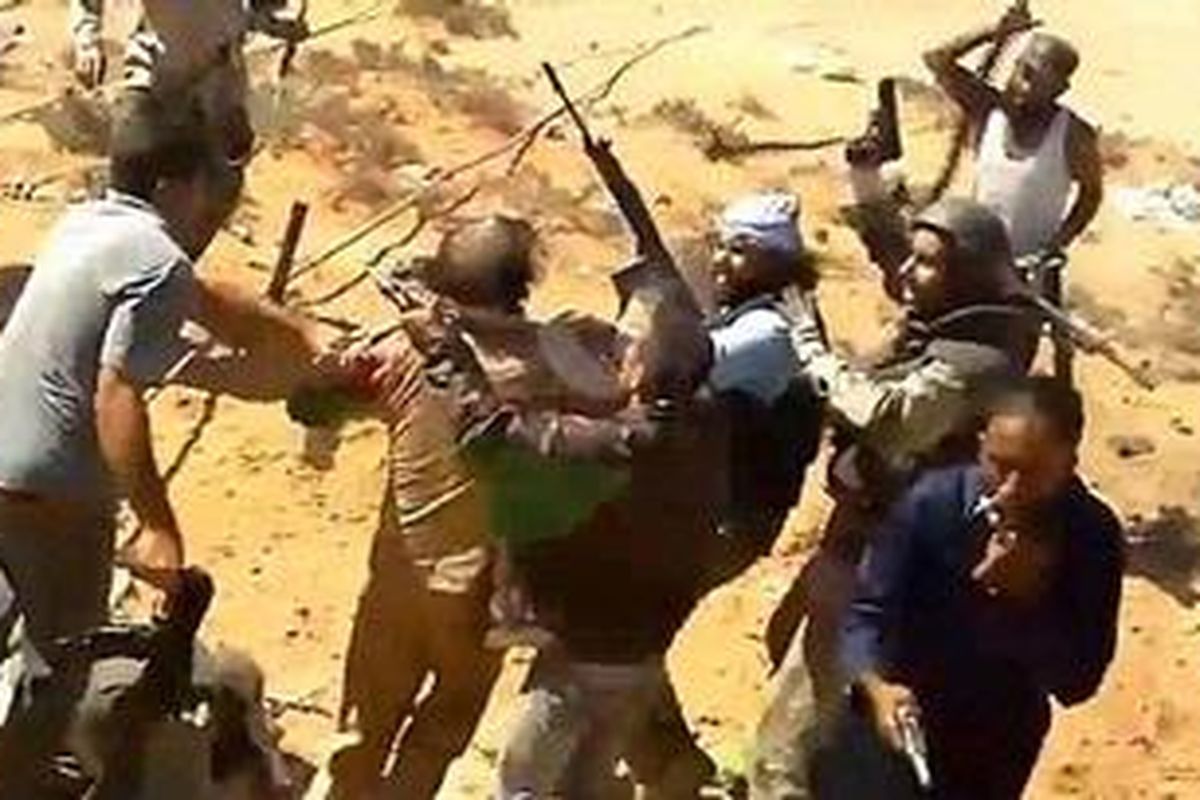  Ini merupakan potongan gambar dari video yang menunjukkan Moammar Khadafy yang berlumuran darah setelah ia dikeluarkan dari tempat persembunyiannya di Sirte, kota kelahirannya. Ia lalu ditendang dan ditinju oelh para penangkapnya. 