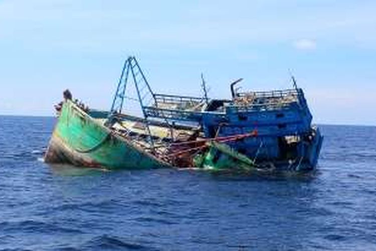 Dua kapal asal Vietnam yang ditenggelamkan di perairan Pulau Datuk, Kabupaten Mempawah, Kalimantan Barat (5/4/2016)