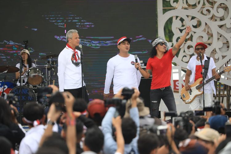 Slank bernyanyi bersama Ganjar Pranowo di panggung utama dalam rangkaian Apel Kebangsaan di Semarang, Minggu (17/3/2019)
