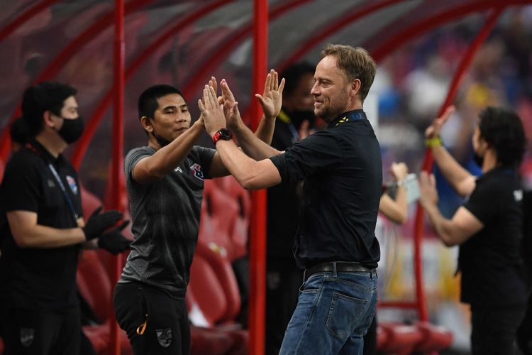 Pelatih Thailand Alexandre Polking (dua kanan) bersama rekan setimnya merayakan kemenangan pertandingan leg pertama final Piala AFF 2020 melawan Indonesia di National Stadium, Singapura, Rabu (29/12/2021) malam WIB. Timnas Indonesia takluk 0-4 dari Thailand pada laga leg pertama final Piala AFF 2020.