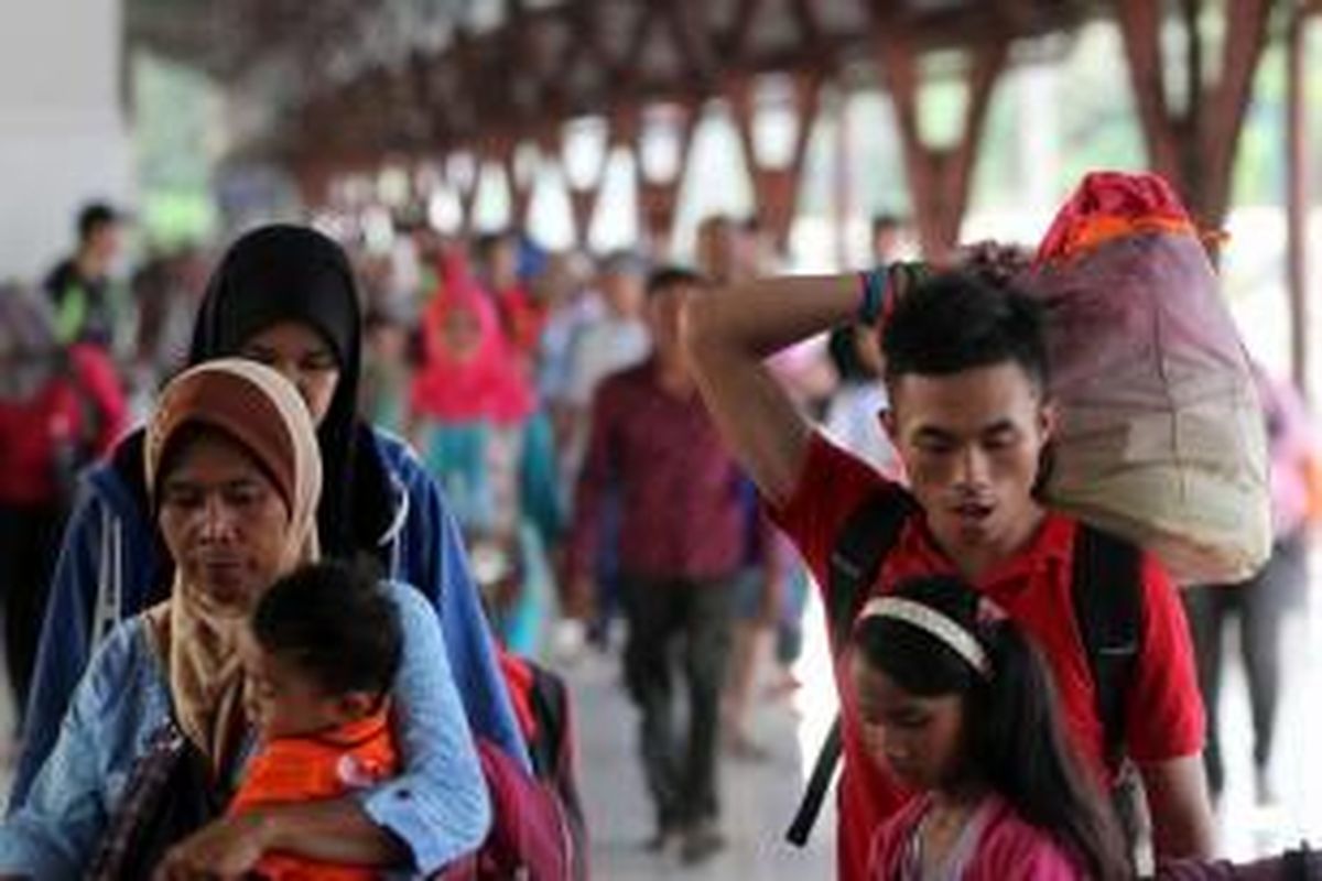Pemudik dari Yogyakarta mulai berdatangan kembali ke Jakarta menggunakan Kereta Fajar Utama di Stasiun Senen, Sabtu (2/8/2014). Dinas Perhubungan memprediksi arus balik mudik akan mencapai puncaknya pada 2-3 Agustus, menyusul dimulainya aktivitas kerja pada 4 Agustus.