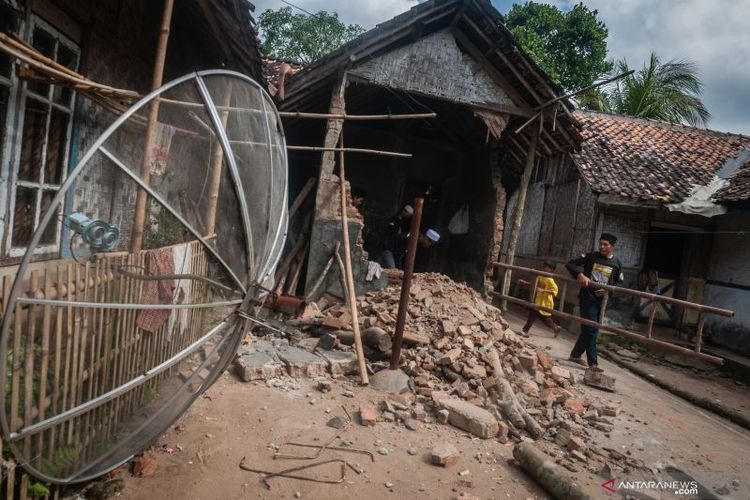 Warga membersihkan bangunan rumahnya yang rusak akibat gempa di Kecamatan Sumur, Kabupaten Pandeglang, Provinsi Banten, Sabtu (15/1/2022).
