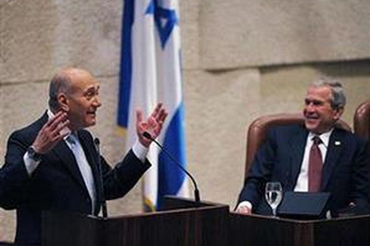 George W. Bush (kanan), ketika masih sebagai Presiden AS, mendengarkan pidato Ehud Olmert, saat menjadi sebagai Perdana Menteri Israel, di hadapan Knesset (parlemen Israel) pada 15 Mei 2008 di Jerusalem. 
