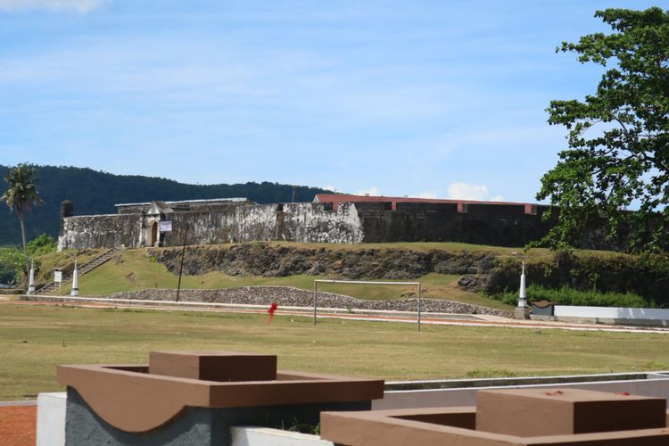 Kemegahan Benteng Duurstede dilihat dari jauh. Benteng peninggalan Portugis dan VOC ini ada di Pulau Saparua, Maluku Utara.