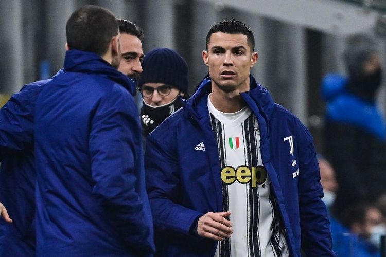 Ekspresi bintang Juventus Cristiano Ronaldo usai ditarik keluar pada laga leg pertama semifinal Coppa Italia melawan Inter Milan di Stadion Giuseppe Meazza, Selasa (2/2/2021) atau Rabu dini hari WIB. 